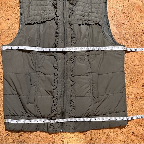 Christopher & Bank Sage Green Ruffle Vest Sz M - Picture 10 of 10